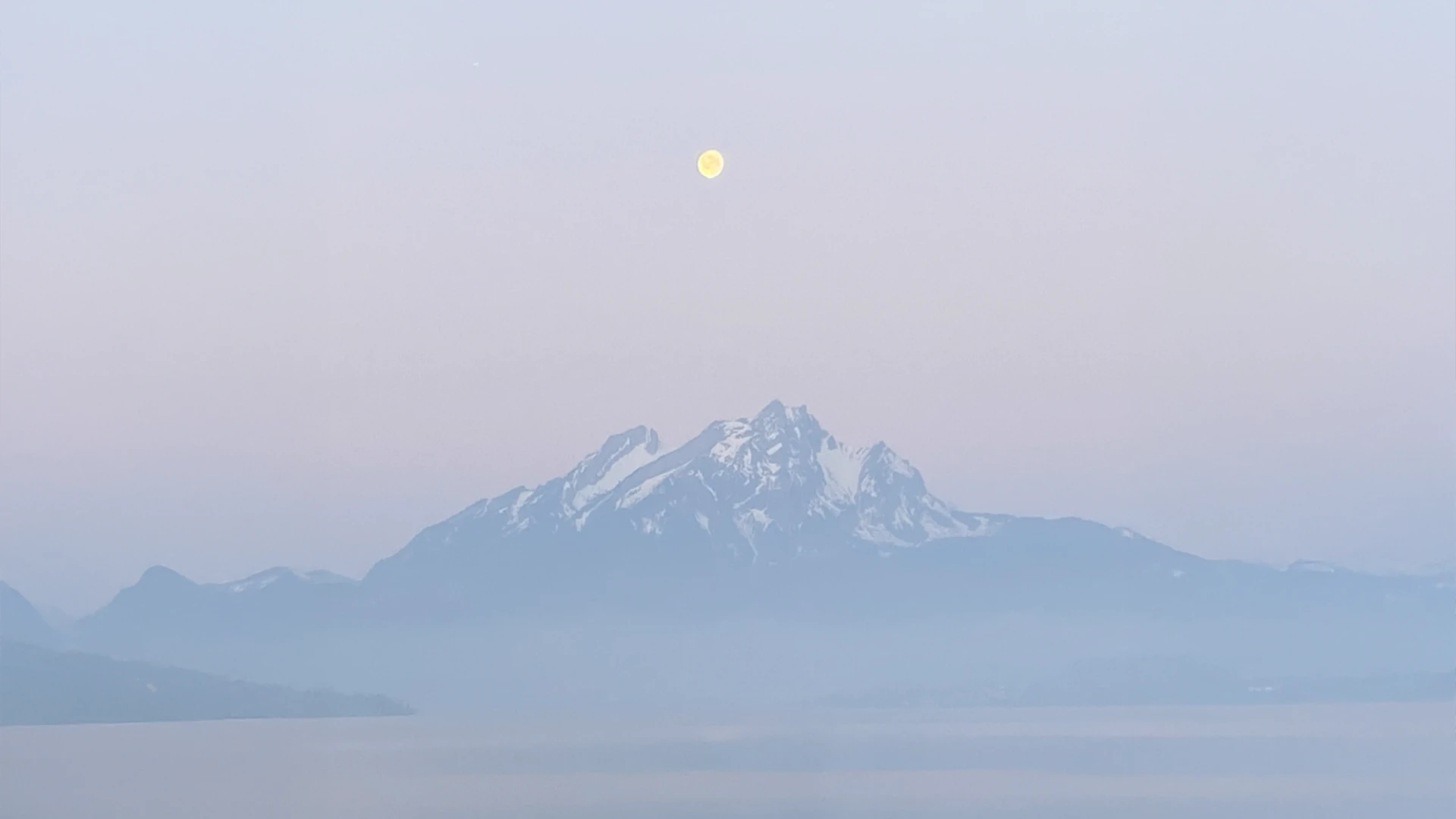 Subtelny krajobraz górski z księżycem – harmonia, wyciszenie i somatyczna równowaga